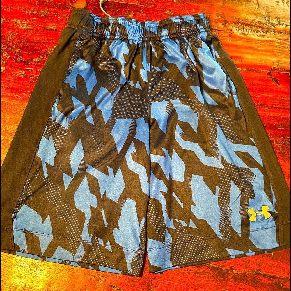 Under armour youth shorts with pockets medium size like new